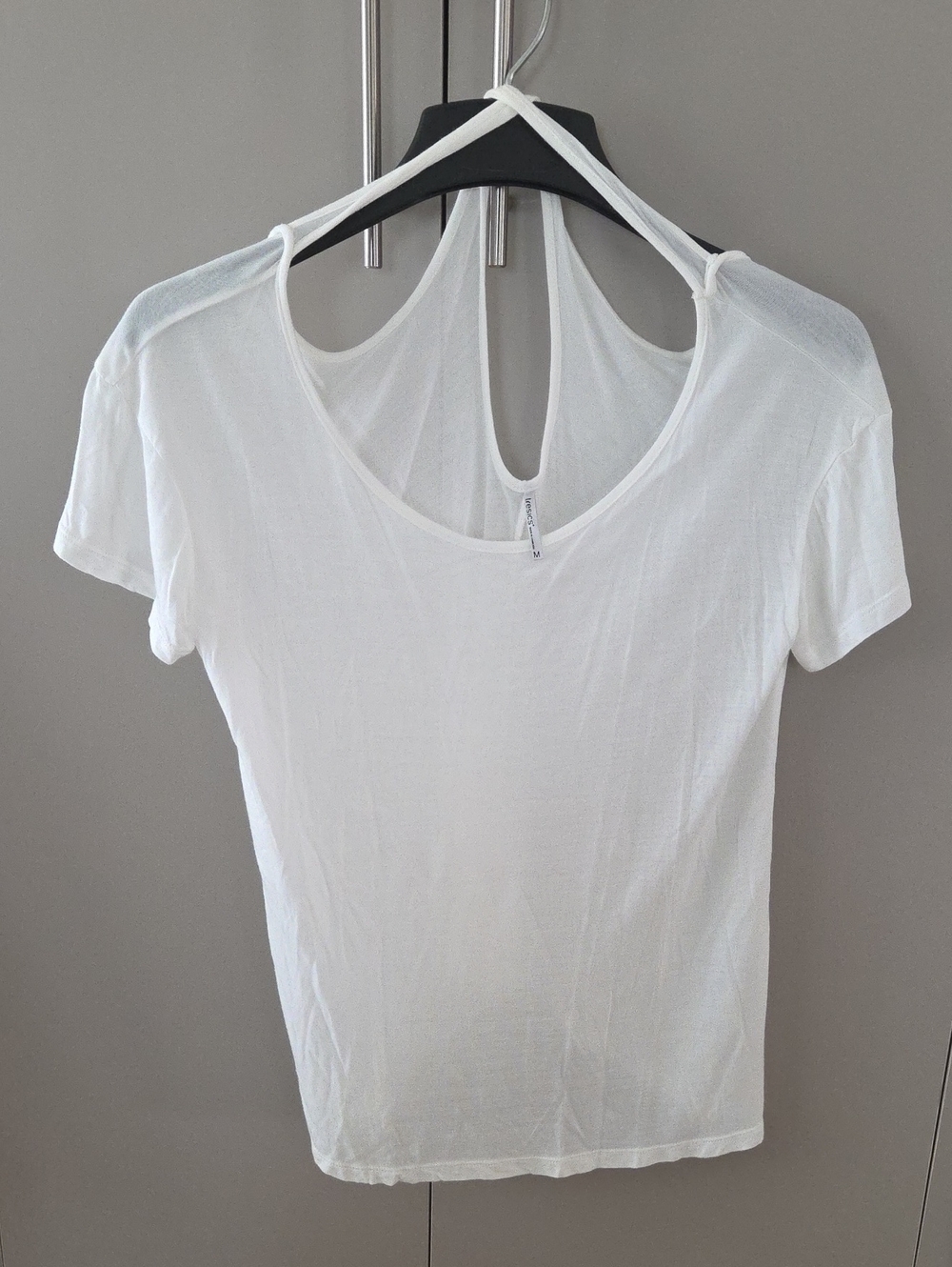 Tresics White Short Sleeve Scoop Criss Cross Neck Tee